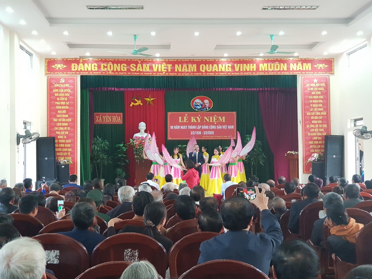 Toàn cảnh